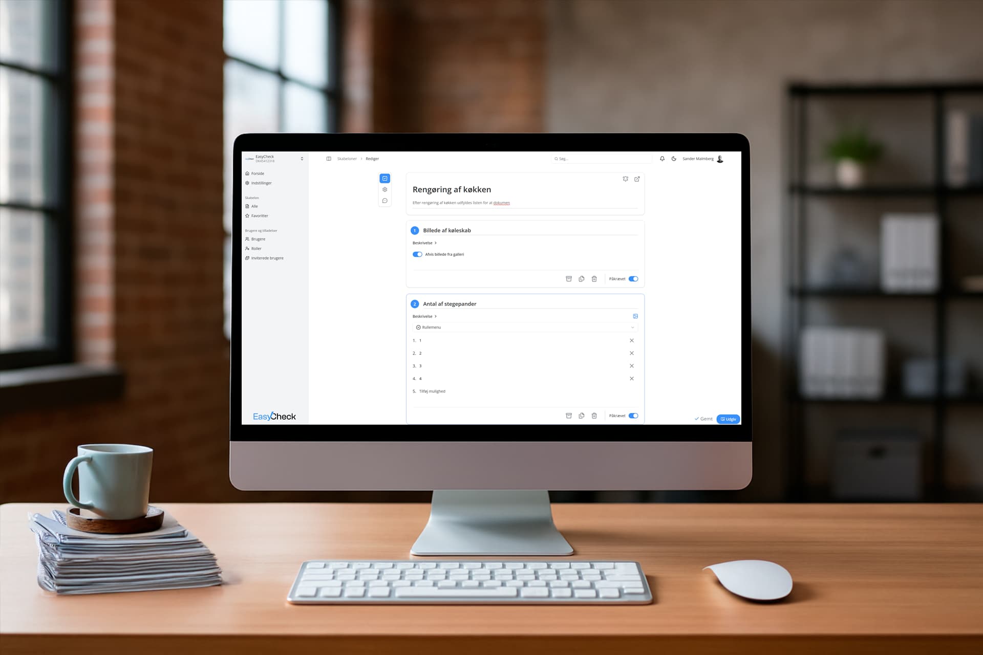 En person, der bruger en computer med en tjekliste på skærmen