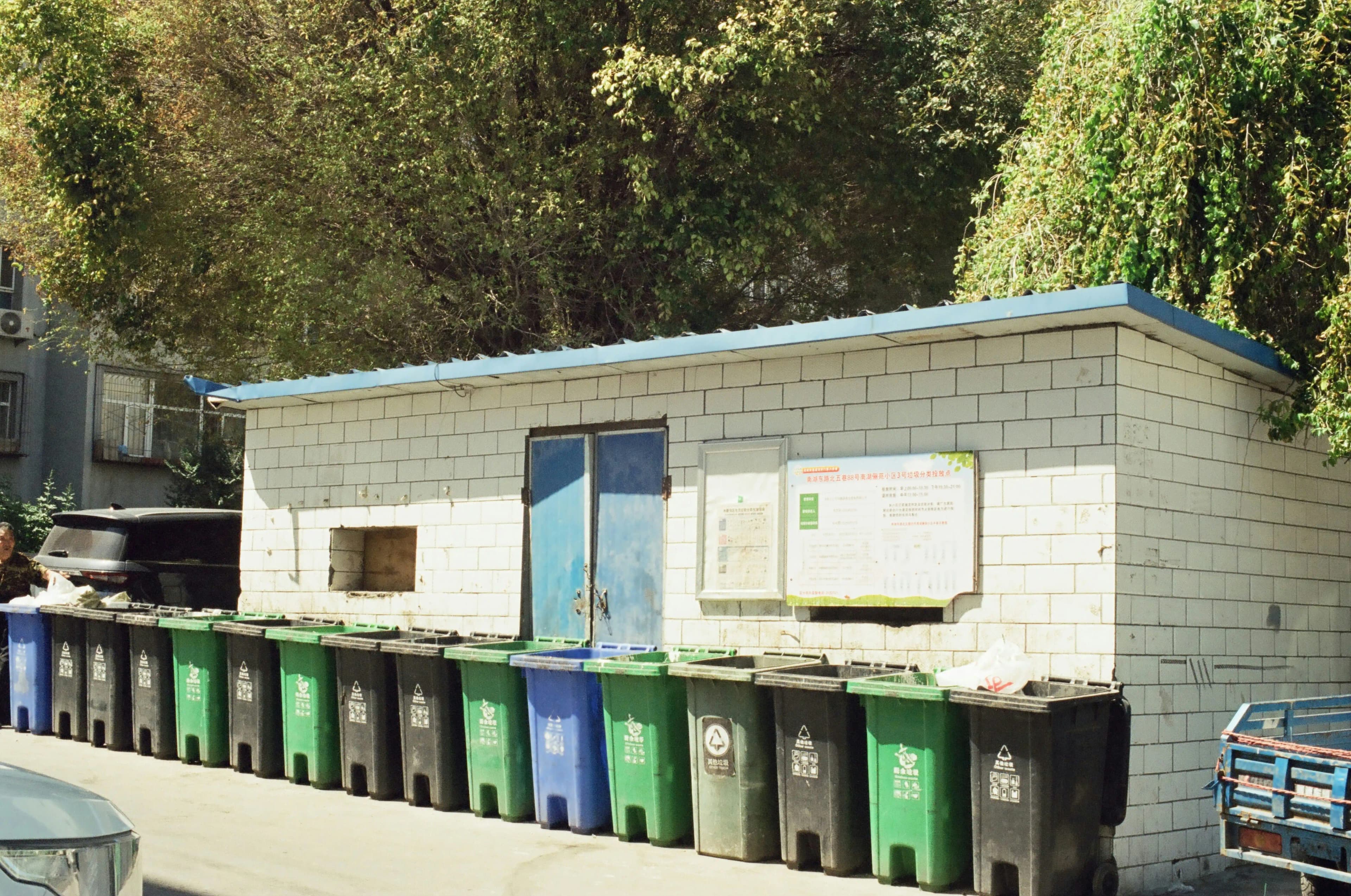 Servicerunde ved affaldsstation